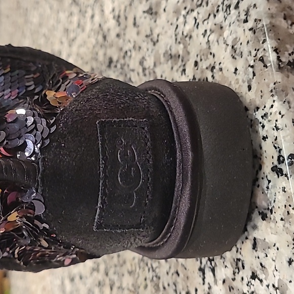 UGG BOOTS BLACK GOLD SEQUINS SIZE 7. WORN A FEW TIMES. GOOD CONDITION. - Picture 7 of 8